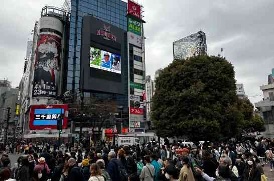 Tłum ludzi na ulicach Shibuya w Tokio, Japonia